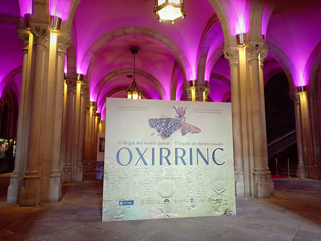 Cartell d'inici de l'exposició. Vestíbul històric de la Universitat de Barcelona a Gran Via.