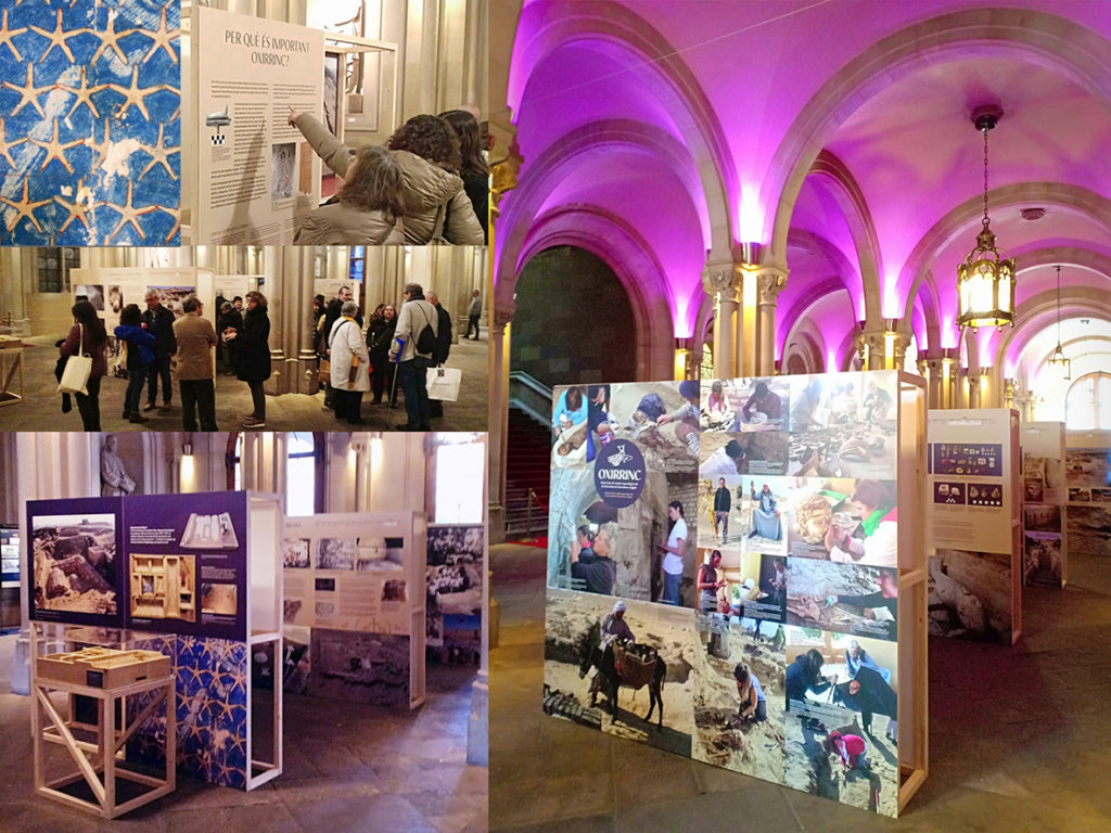 S'han creat uns mòduls de fusta amb un joc de panells de color d'inspiració sorrenca, on amb primers i segons plans, els visitants van descobrint cada època apropant-se, ajupint-se, observant, llegint (en català i en castellà), acabant la mostra descobrint els protagonistes, totes i els/les professionals de la arqueologia i estudiants implicats en el projecte de recerca i estudi d'Oxirrinc.